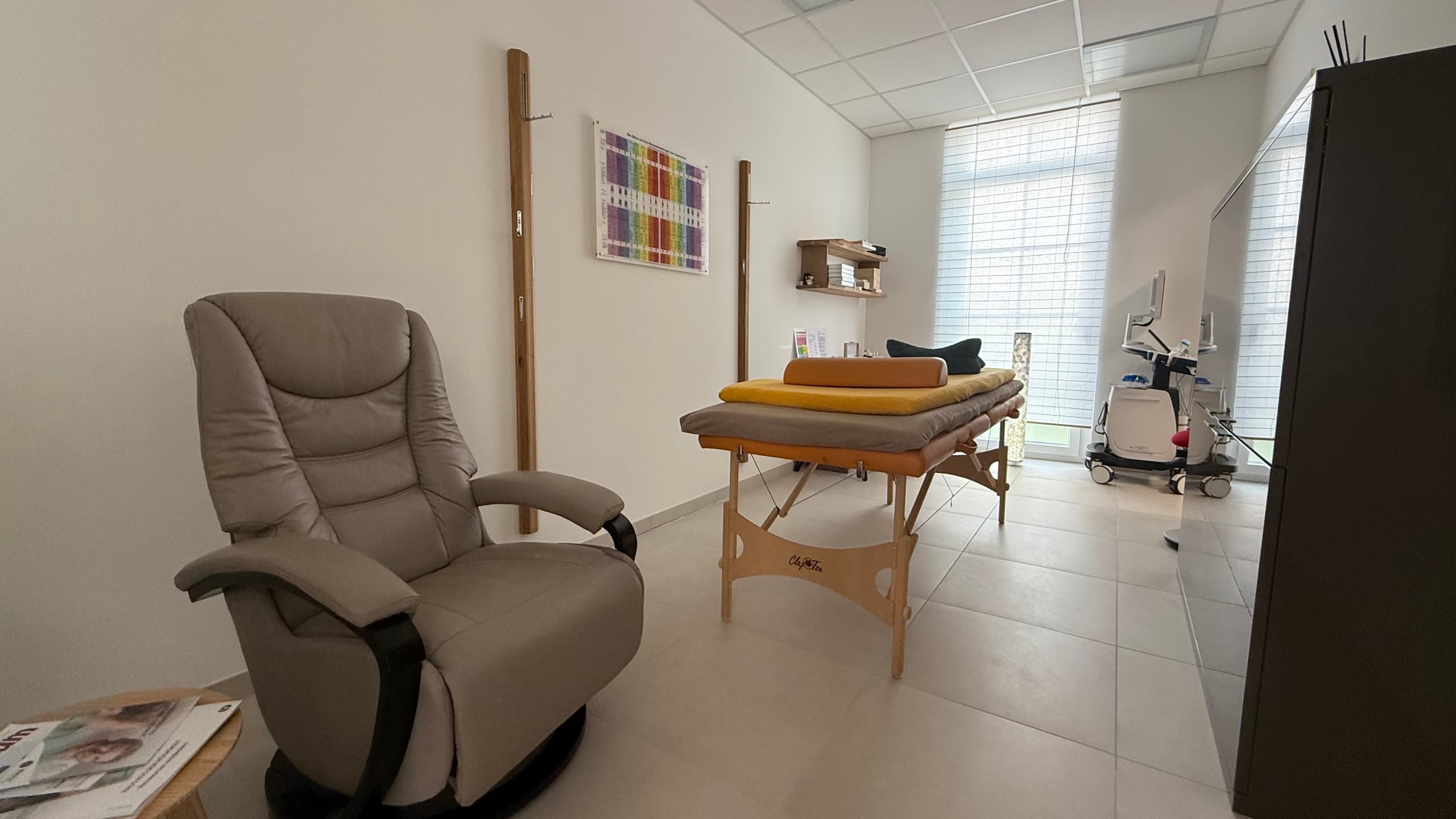 Privatpraxis Physiotherapie Heusenstamm — Behandlungsraum mit Liege